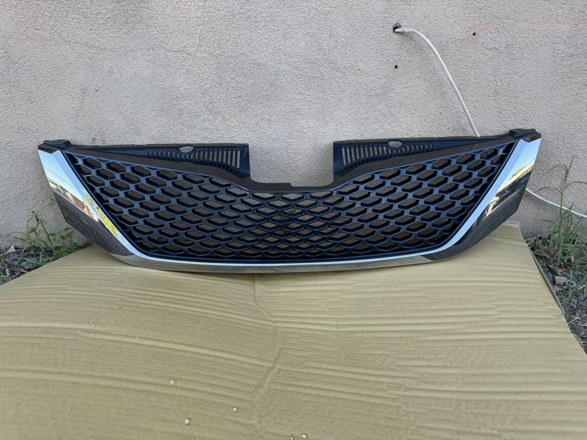 2011-2017 Toyota Sienna grille chrome shell/black insert OEM