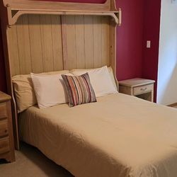 Beautiful 5-piece Wood Bedroom Set
