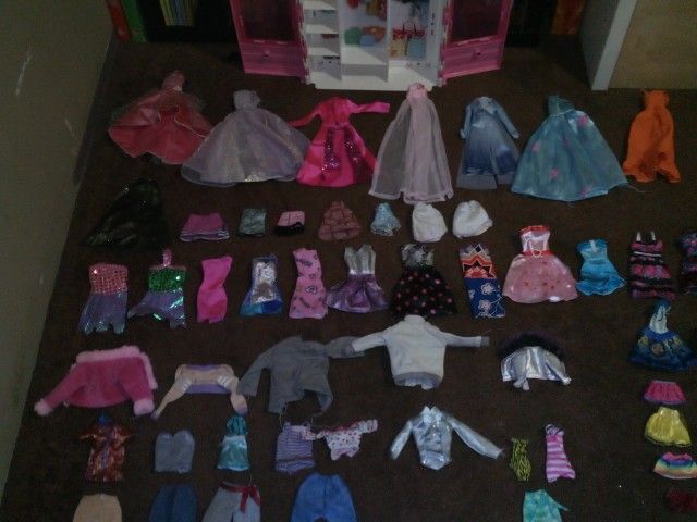 Barbies Closet N Clothing With Accessories