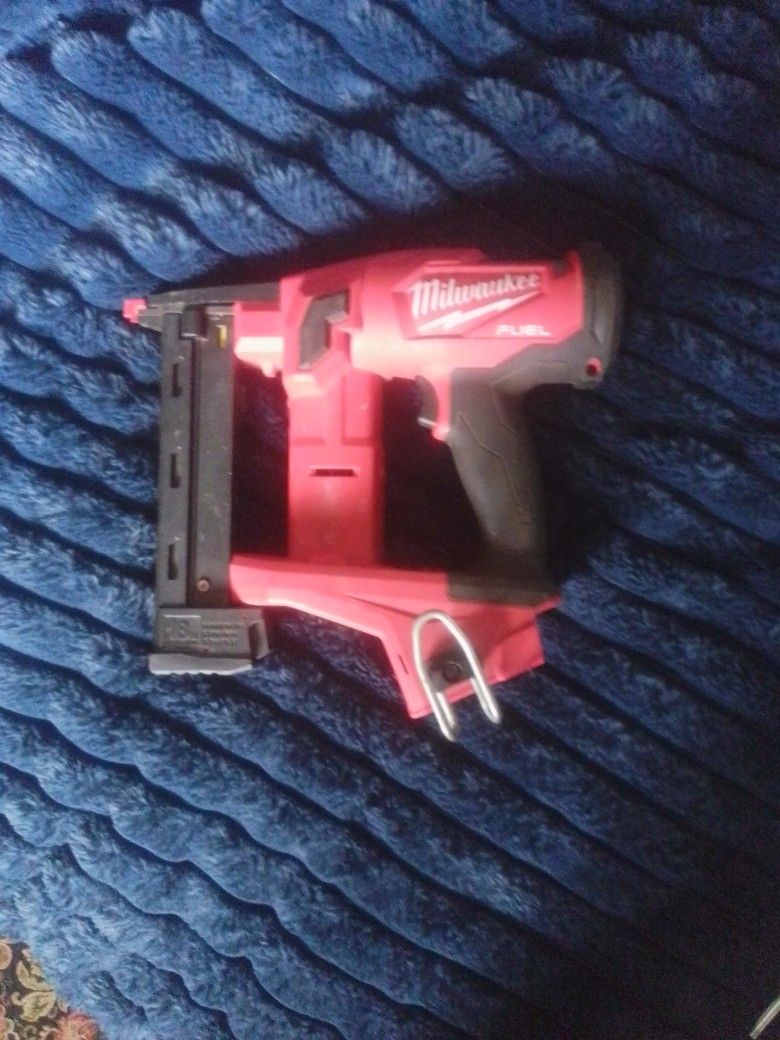 Milwaukee Fuel Finish Nailer 18 Gauge