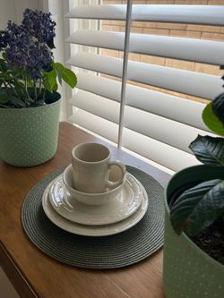 Longaberger pottery  8 place setting minus - mug