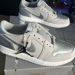 Air Jordan 1 Retro Low OG  Grey Metallic Silver Size 10  New
