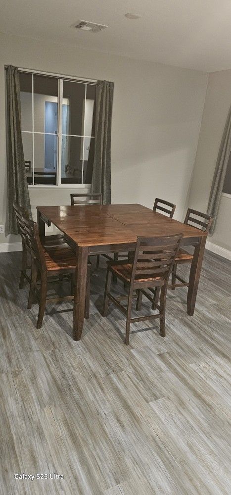 Beautiful dining room table w/6 matching chairs