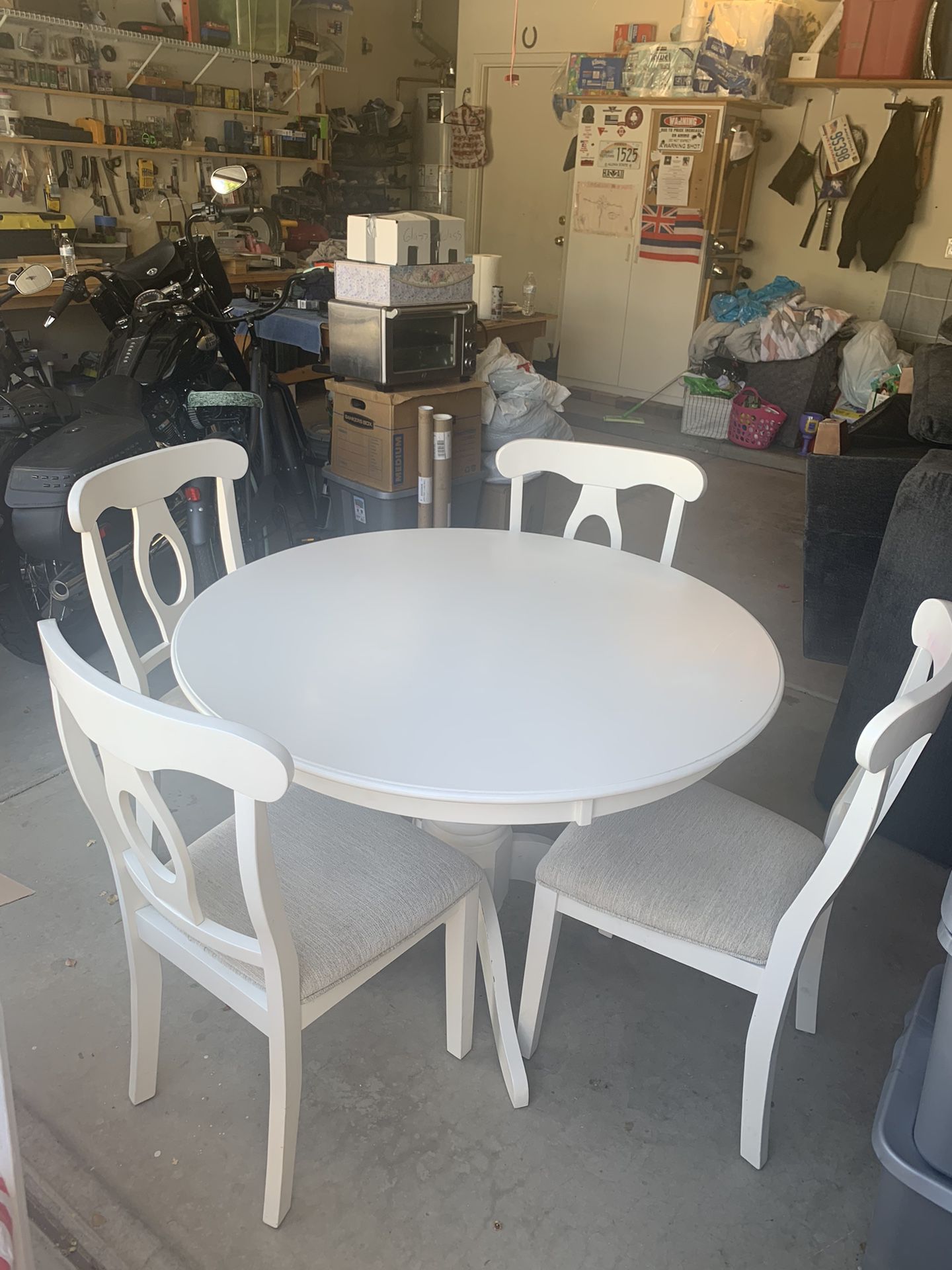 White round table & 4 chairs 