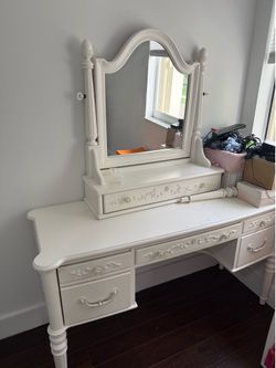 Young American girls desk and matching mirror. White with multiple designs