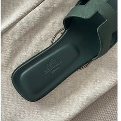 Black Oran Hermes Slides 