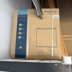NEW Mini Fridge 1.6 cu ft (Midea)
