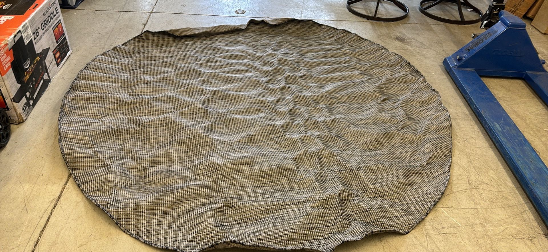 Outdoor rug  7 ft round new