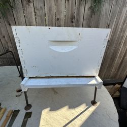 Honeybee Hive’s And Accessories
