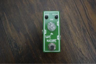 Tape machine delay guitar pedal