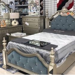 Sterling Silver Mirrored Poster Bedroom Set ( Queen and King Bed Frame