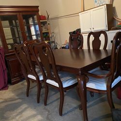 Havertys Complete Dining Set And Cabinet 