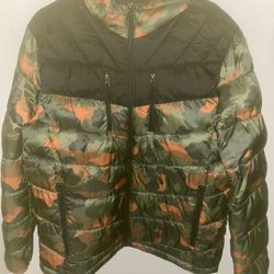 Men’s Macy’s Camo Puffer Jacket - Size Large 