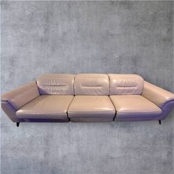 Sofa De Cuero De Asientos Totalmente Eléctrico De El Dorado Furniture Con Cargadores De USB  El Dorado Furniture Fully Electric Seat Leather Sofa With