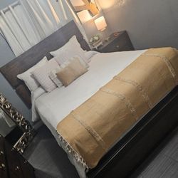 Queen bed frame with headboard and nightstand/Cash Only