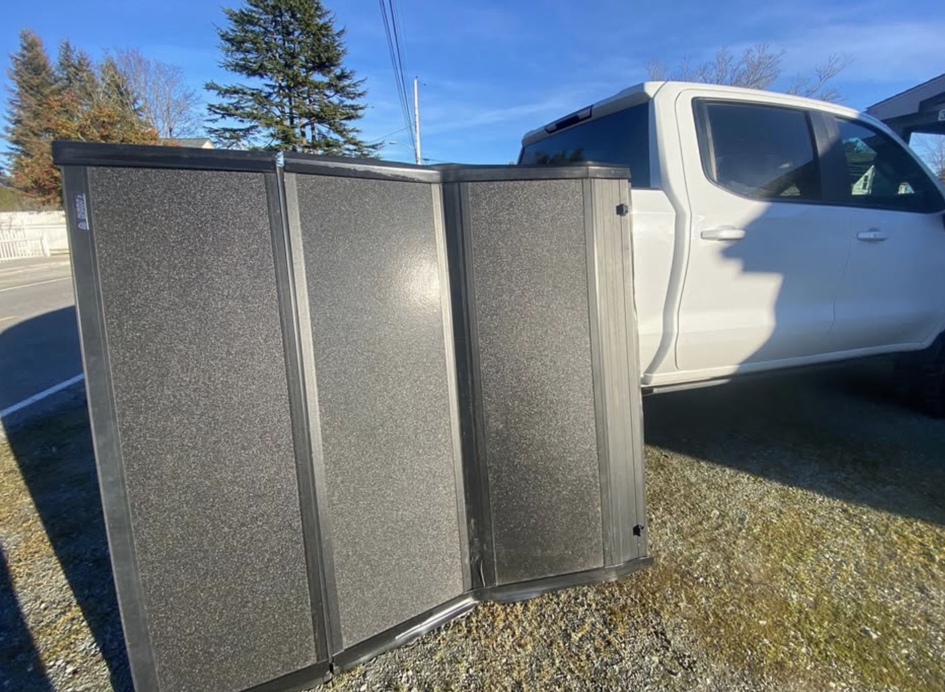 Hard Folding Tonneau Cover ā Standard Truck Bed