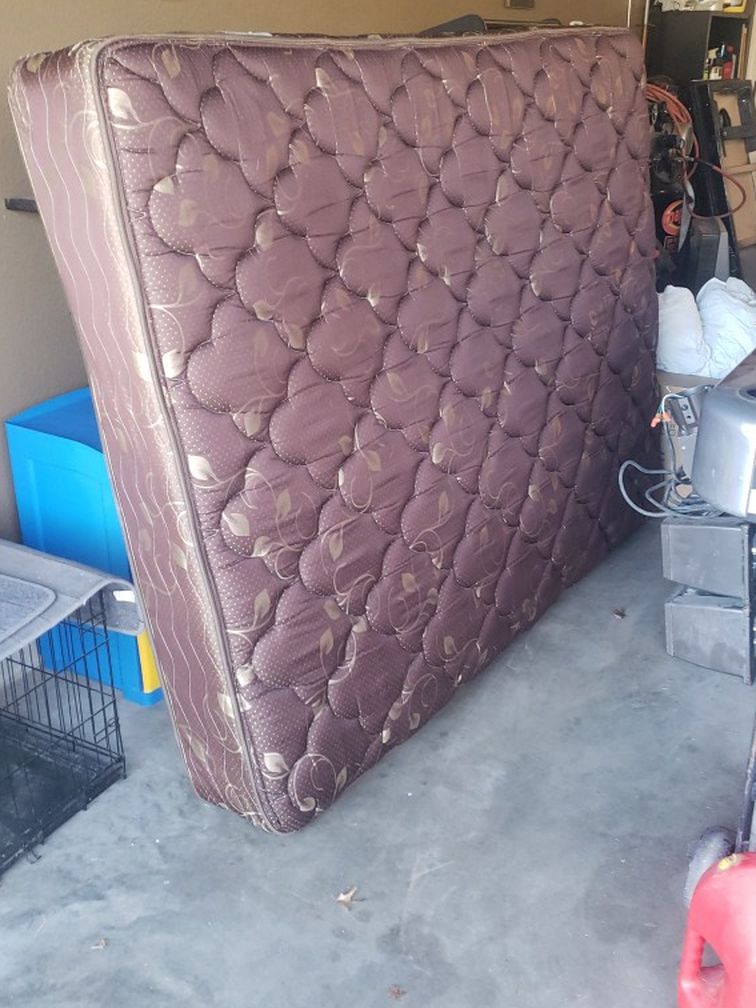 Queen 👸 Mattress