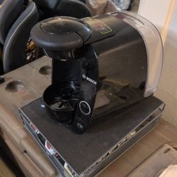 +2
This item is a Bosch Tassimo coffee maker, likely a T20 model, designed for brewing coffee, tea, and other hot beverages.