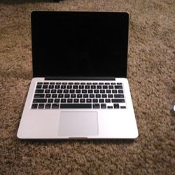 Apple Laptop' Screen Cracked