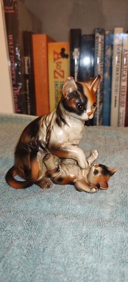 Vintage mother cat and kitten figurine