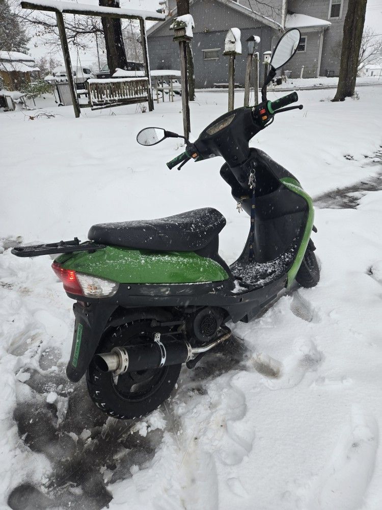 2021 50cc Moped . Starts Right Up