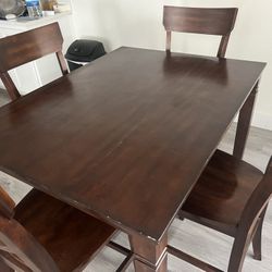 Dining Room Table & Chairs (4)