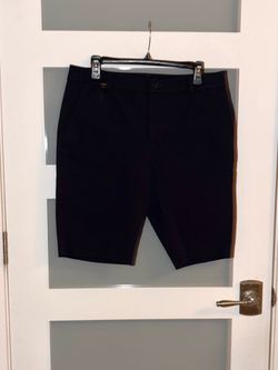 These black shorts from Lauren Ralph Lauren are made from a comfortable stretch fabric. Size 10