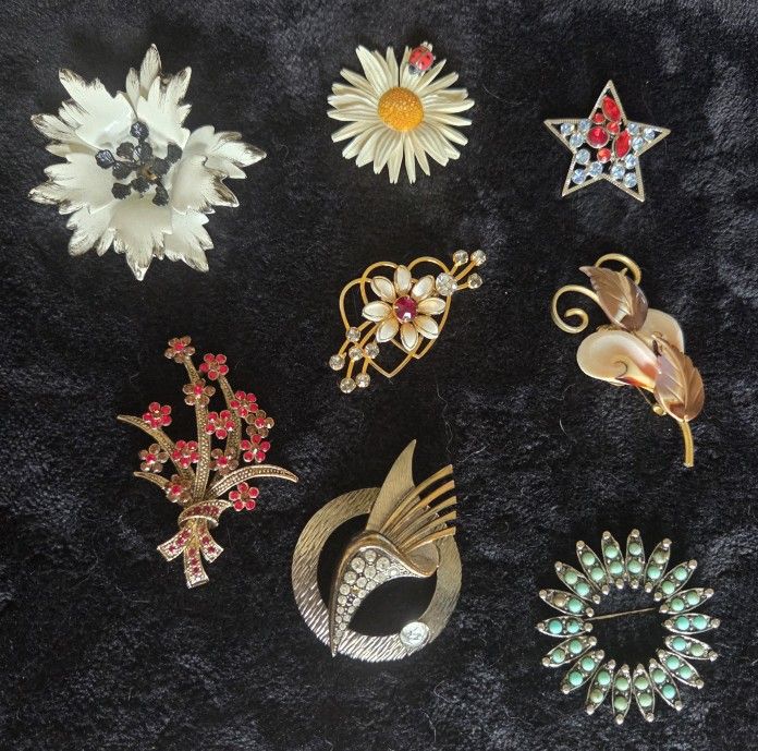8 COSTUME BROOCHES