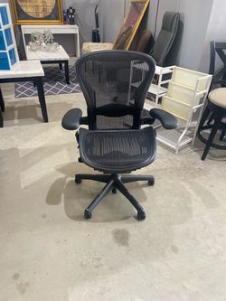 Herman Miller Aeron fully loaded size B office work chair with leather armrests ergonomic