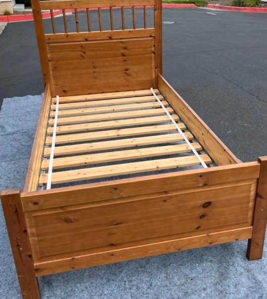 2 Twin Beds ( EACH $120)