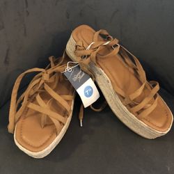 Universal Threads Tan Donny Wedge Heels, Size 7.5