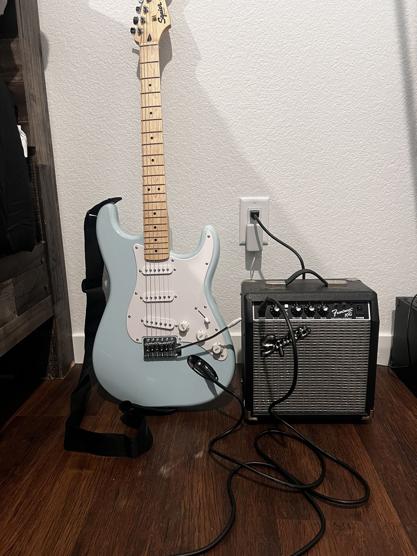 Squier Sonic Stratocaster Limited-Edition Electric Guitar Pack