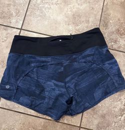 Lululemon shorts size 6