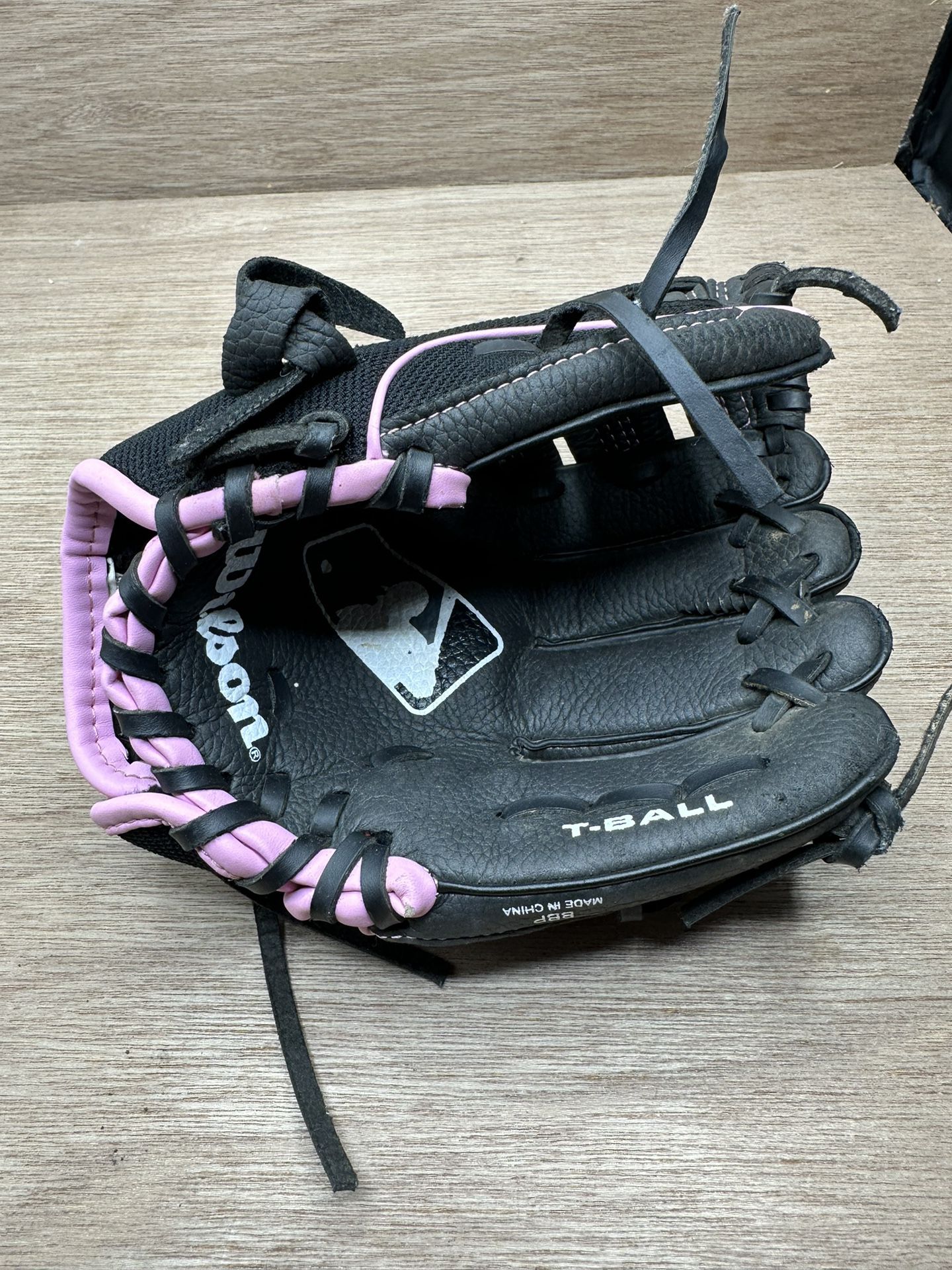 Wilson WTA01RB15B59bP Youth Girls Black Pink Baseball Glove RHT 9" T-ball