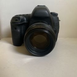 CANON EOS 5D MARK IV FULL DSLR CAMERA with ULTRASONIC 85mm CANON LENS  1:1.8 SINGLE-LENS REFLEX 