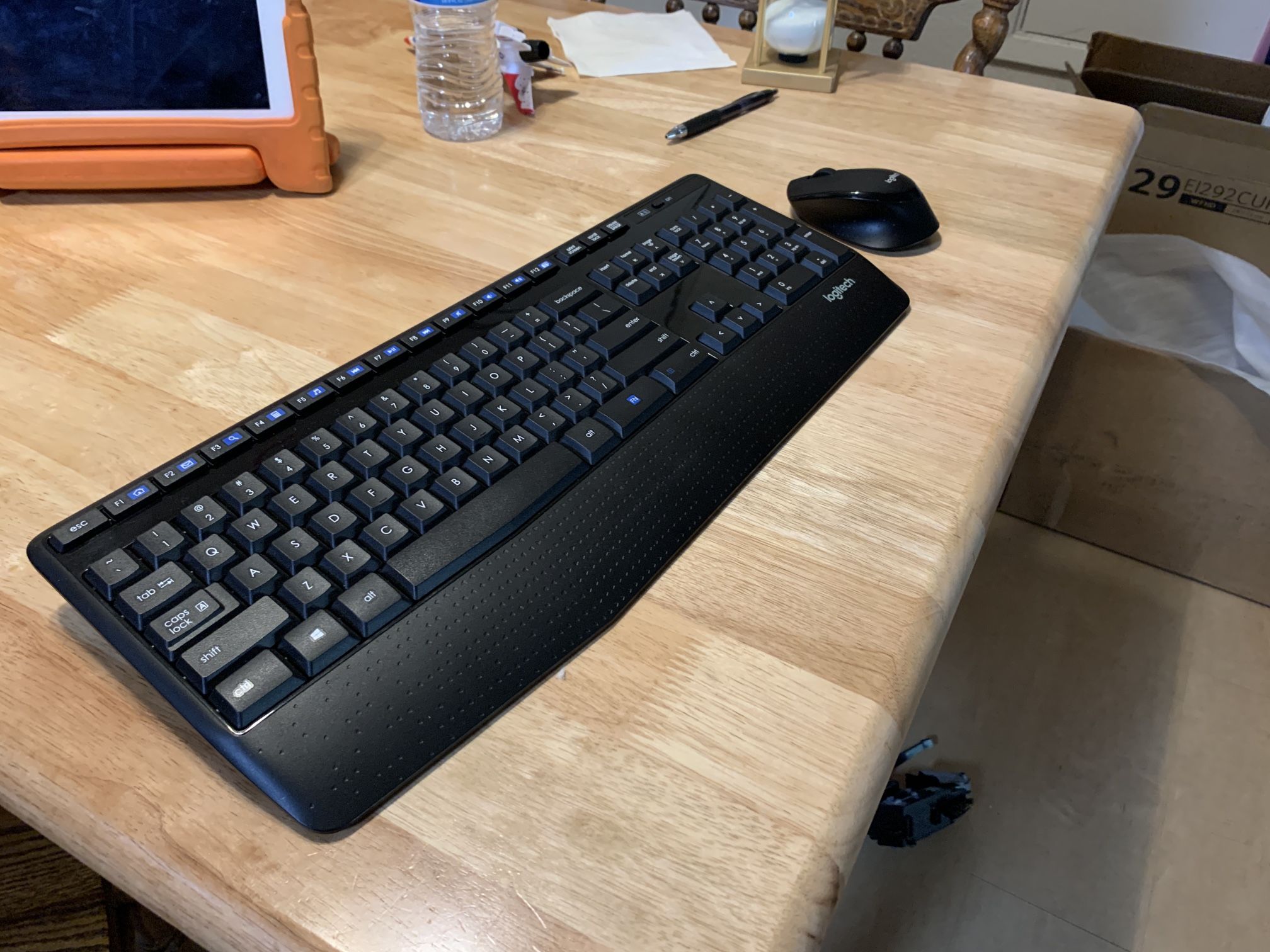 Logitech MK345 Wireless Combo Full-Sized Keyboard with Palm Rest and Comfortable Right-Handed Mouse - Black