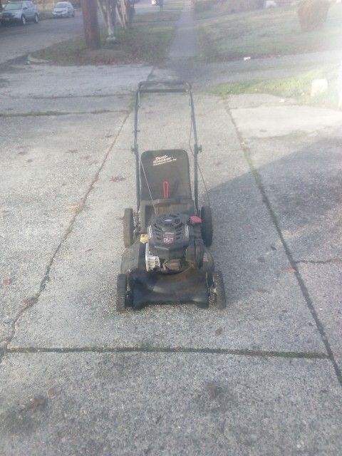 BRIGG'S & STRATTON  PLATINUM CRAFTS MAN LAWN MOWER