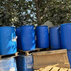 Blue Barrel / Barriles De Plastics