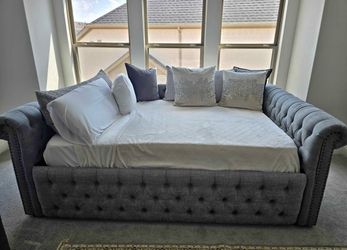 Gray Tufted Upholstered Daybed