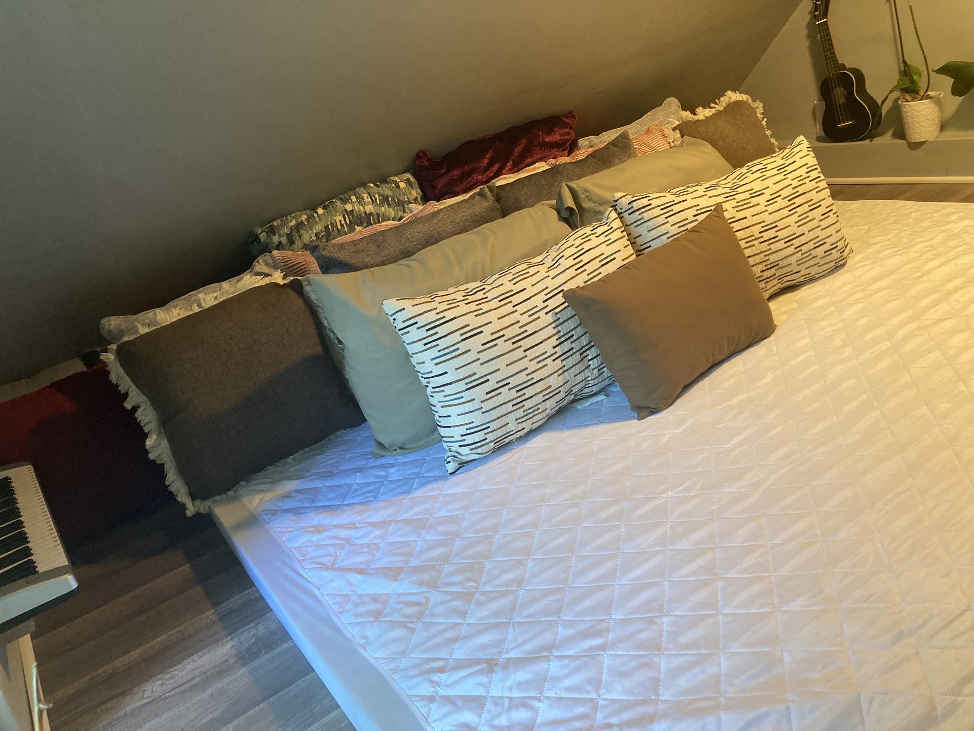 MATTRESS- PILLOWS/ RUBBER MAT