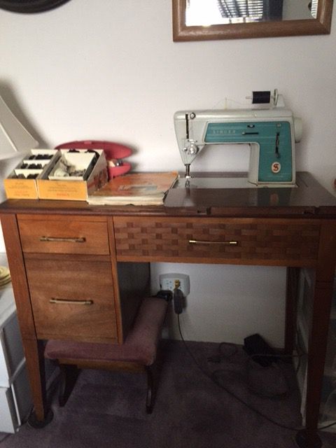 Zig Zag Deluxe Sewing Machine And Cabinet Auction