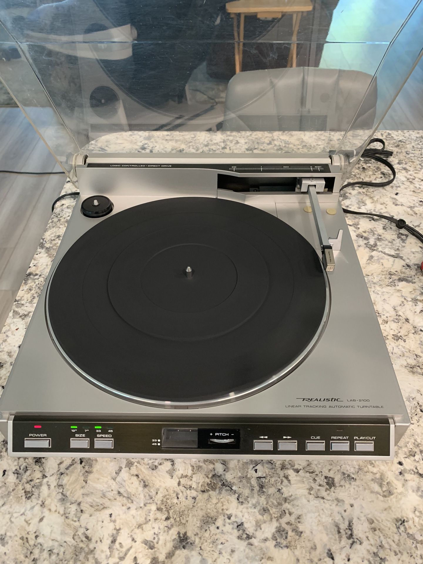 Realistic lab-2100 Linear Tracking automatic turntable