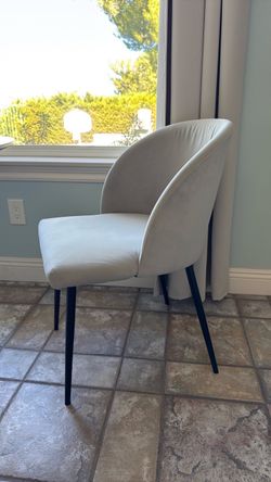 A set of 4 dining chairs