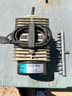 Aquarium air pump with manifold