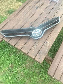 Toyota corolla. Front grill with simbol like new!!