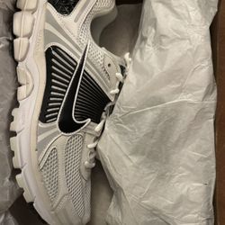 NIKE ZOOM VOMERO 5 - size 11.5