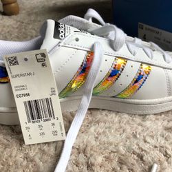 New with tag Kid size 4 /Women’s size 5.5 Adidas sneaker superstar 3