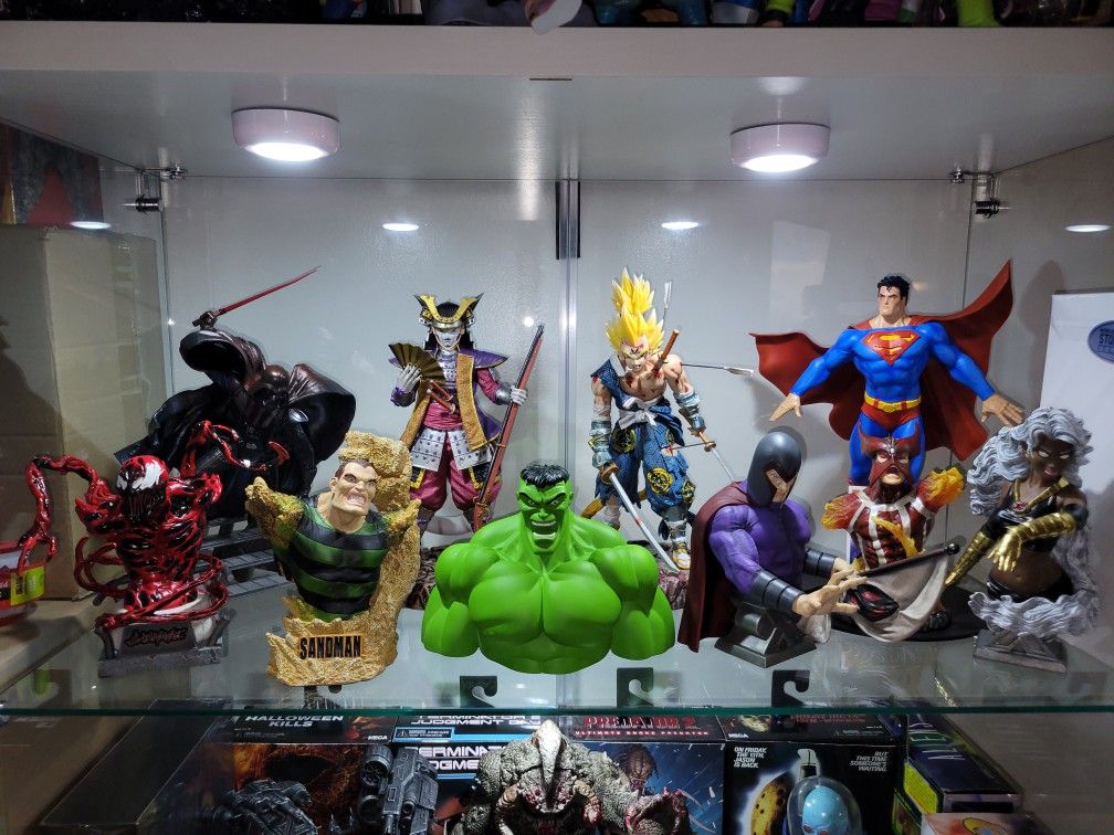 Figures & Statues 
