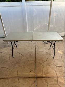 Collapsible camping table