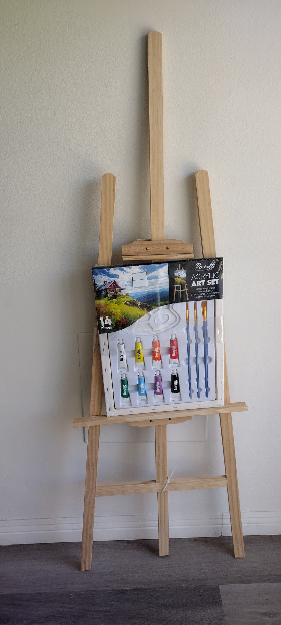 WOODEN PAINTING EASEL WITH ADJUSTABLE ANGLE.